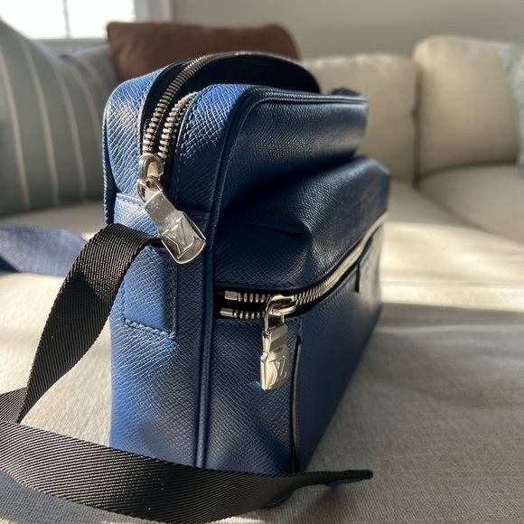Louis Vuitton Taiga Leather Messenger, Cobalt - Picture 3 of 7